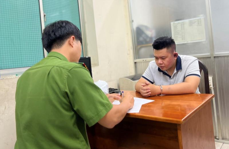 Nguyễn Hoàng Thạch tại cơ quan công an. Ảnh: ĐL