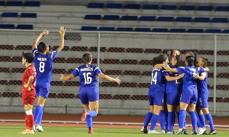 Philippines ăn mừng bàn mở tỷ số vào lưới Việt Nam. Ảnh: Nguyễn Ngũ.