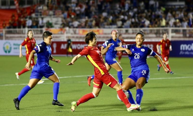 Hải Yến và đồng đội không thể tìm ra cách xuyên thủng hàng thủ đối phương. Ảnh: Nguyễn Ngũ.