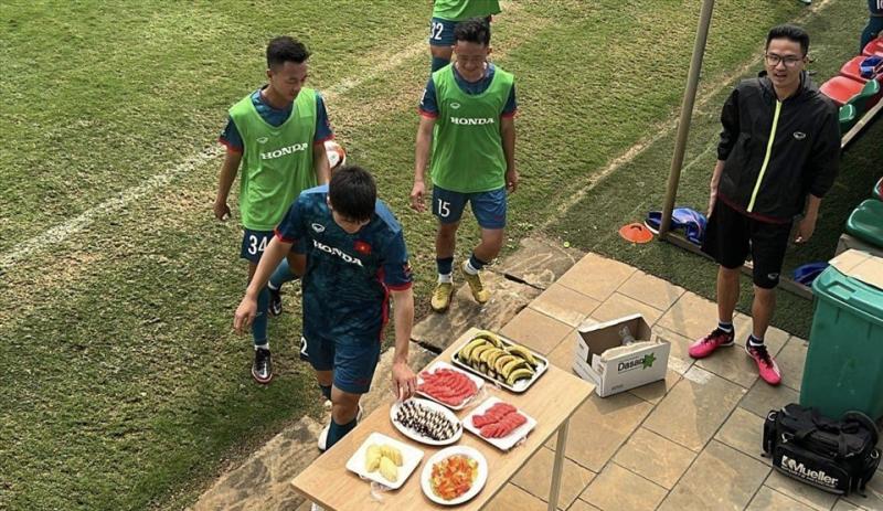 “Buffet” hoa quả, bánh, kẹo được chuẩn bày biện trên sân tập. Ảnh: Trường Giang