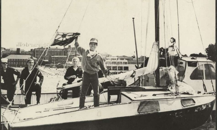 Kenichi Horie đứng trên boong thuyền tại San Francisco ngày 12/8/1962 sau khi hoàn thành chuyến vượt biển đầu tiên. Ảnh: NPS.