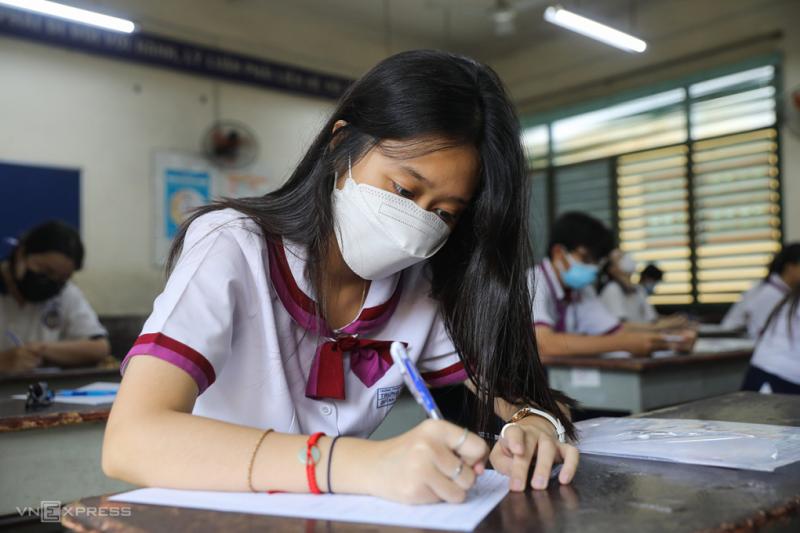 Thí sinh trong phòng thi môn Ngữ văn ở TP HCM. Ảnh: Quỳnh Trần