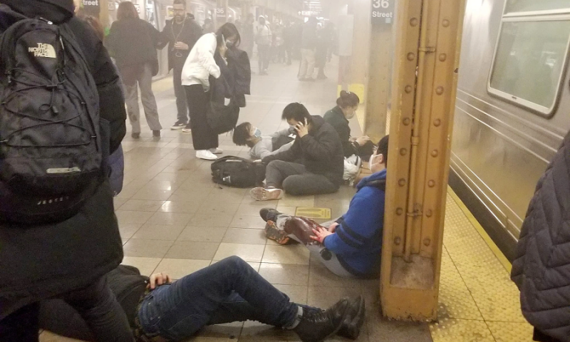 Hiện trường vụ xả súng tại ga tàu điện ngầm New York ngày 12/4. Ảnh: AP.