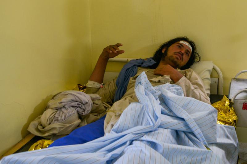 Nạn nhân bị thương sau vụ động đất ở quận Gayan, tỉnh Paktika, Afghanistan, hôm 22/6. Ảnh: AFP.