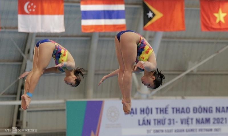 Ngô Phương Mai và Mai Hồng Hạnh đoạt HC bạc đôi nữ cầu mềm 3m hôm 9/5 tại Cung Thể thao dưới nước ở Mỹ Đình, Hà Nội. Ảnh: Ngọc Thành