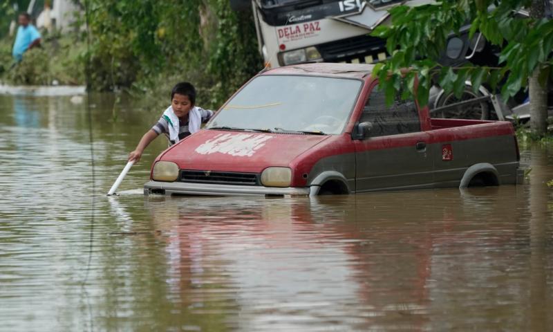 Ngập lụt do bão Noru ở thị trấn San Miguel, tỉnh Bulacan, Philippines, ngày 26.9.2022. Ảnh: AP