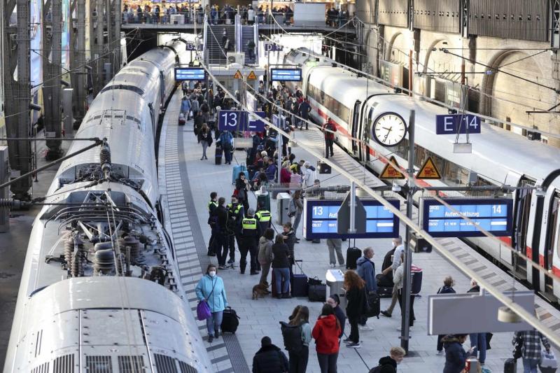 Giao thông đình trệ ở ga trung tâm Hamburg ngày 8.10.2022. Ảnh: AP