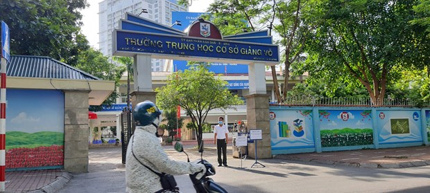 Nhieu diem thi bo tri phong cho cho phu huynh tranh nang nong hinh anh 7