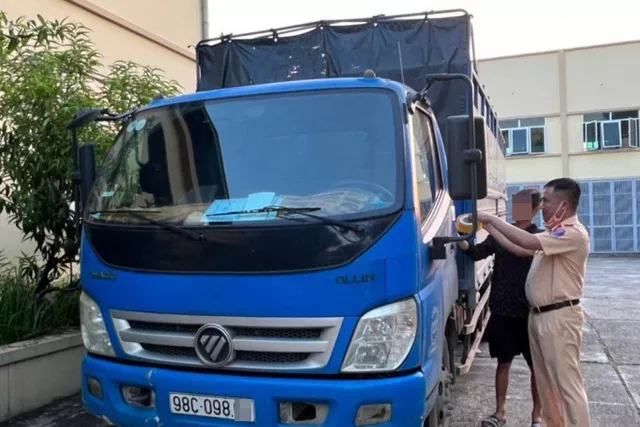 Phạt 17 triệu đồng, tước giấy phép lái xe vì đi ngược chiều ở cao tốc - Ảnh 1. Phạt 17 triệu đồng, tước giấy phép lái xe vì đi ngược chiều ở cao tốc - Ảnh 1.