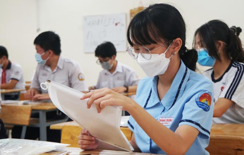 Nữ sinh dự thi tuyển sinh lớp 10 tại điểm thi THPT Bùi Thị Xuân, TP HCM ngày 11/6. Ảnh: Mạnh Tùng