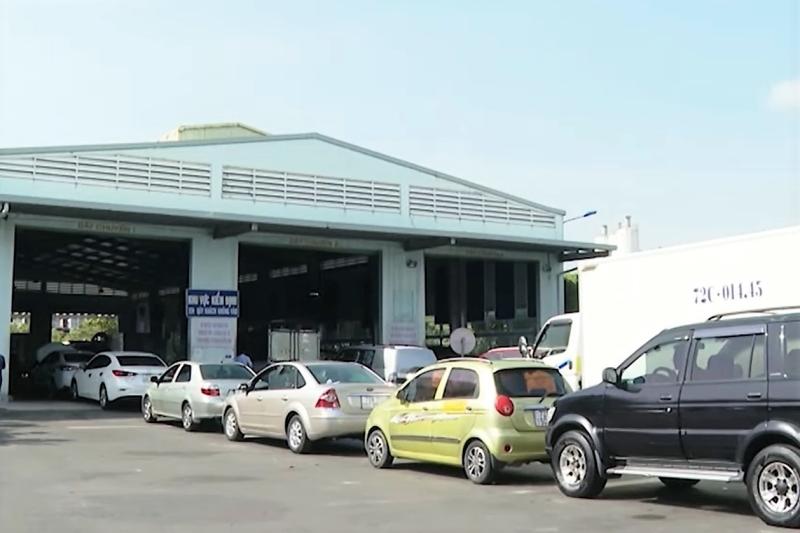 Các phương tiện nối đuôi vào dây chuyền đăng kiểm. Ảnh: Phan Trường