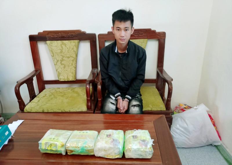 Bị cáo Thịnh cùng tang vật lúc bị bắt hồi tháng 10/2021. Ảnh: Đức Hùng