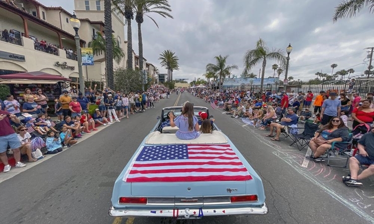 Người dân tham gia diễu hành ngày quốc khánh ở Huntington Beach, California, hôm 4/7. Ảnh: AP.