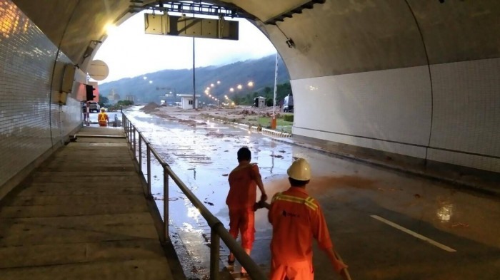 Ngay sau khi nước rút, mưa giảm thì Xí nghiệp trung toàn bộ ca trực và tăng cường được lái xe xúc để xử lý thu gom đất đá làn đường dẫn hầm Hải Vân 2 để ưu tiên thông xe