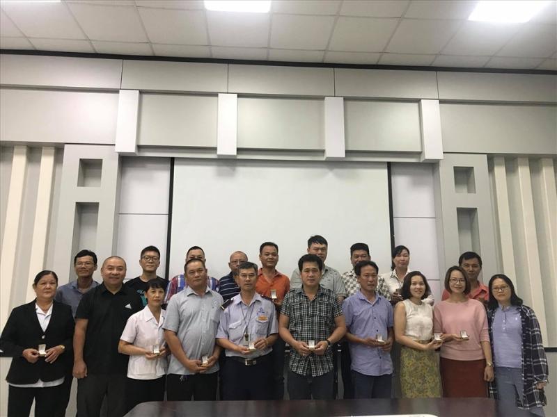 Công ty TNHH Pousung Việt Nam tặng vàng tri ân NLĐ. Ảnh: Lê Nhật Trường