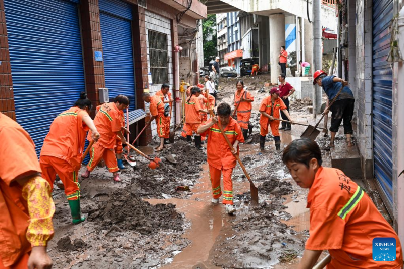 Dọn dẹp bùn đất sau ngập lụt ở quận Vạn Châu, thành phố Trùng Khánh, Trung Quốc, ngày 4.7.2023. Ảnh: Xinhua