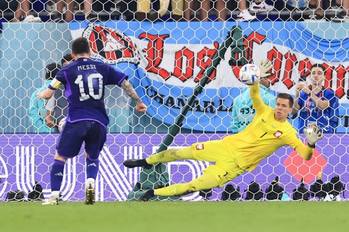 Thủ môn Ba Lan gạ Messi đánh cược trước khi cản phá phạt đền - 3
