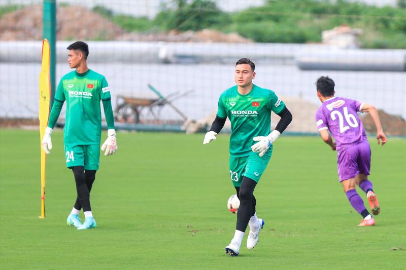 Đặng Văn Lâm sẽ tái hợp người đồng đội và là đối thủ cạnh tranh trực tiếp vị trí Vũ Tuyên Quang tại Bình Định. Ảnh: Minh Dân