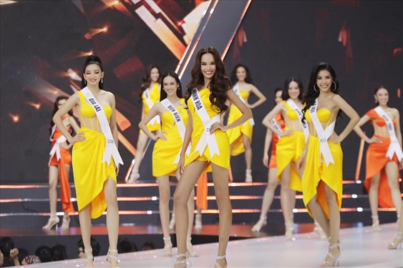 Nhiều cô gái mơ ước ngôi vị hoa hậu, nhưng đạt được vị trí ấy cần đến rất nhiều sự nỗ lực, tiền bạc và cả may mắn. Ảnh: BTC