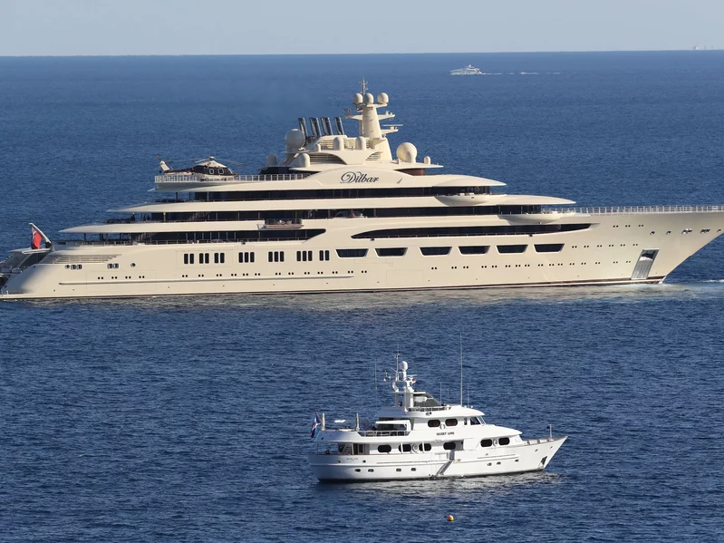 Du thuyền Dilbar (phía trên) ngoài khơi Monaco năm 2017. Ảnh: AFP.