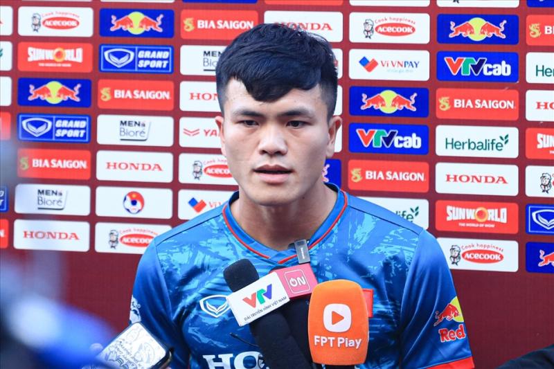 Tân binh đội tuyển Việt Nam Bùi Văn Đức còn khá rụt rè trước truyền thông. Ảnh: Minh Dân