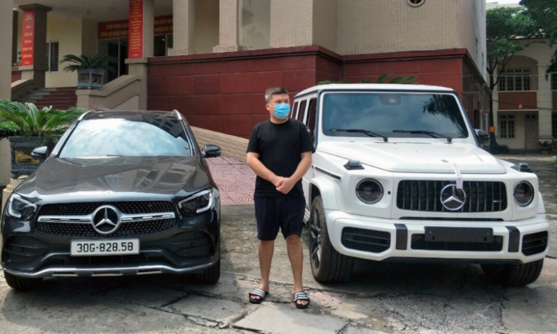 Hai chiếc xe hạng sang bị công an tạm giữ khi khám xét đối với bị can.