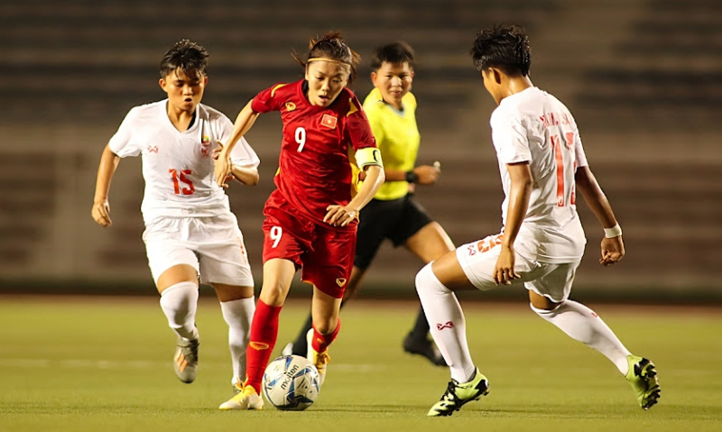 Tiền đạo Huỳnh Như (số 9) trong trận gặp Myanmar lượt cuối bảng B AFF Cup nữ 2022 hôm 13/7 tại Manila, Philippines. Ảnh: VFF