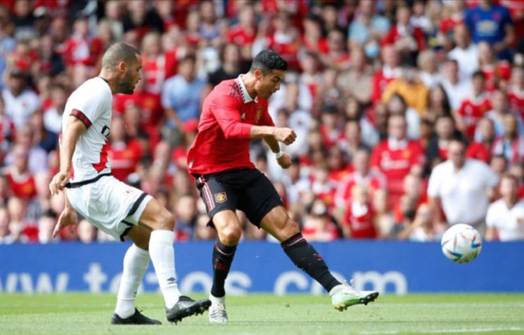 ronaldo bo ve som trong ngay man united hoa that vong tren san old trafford 02