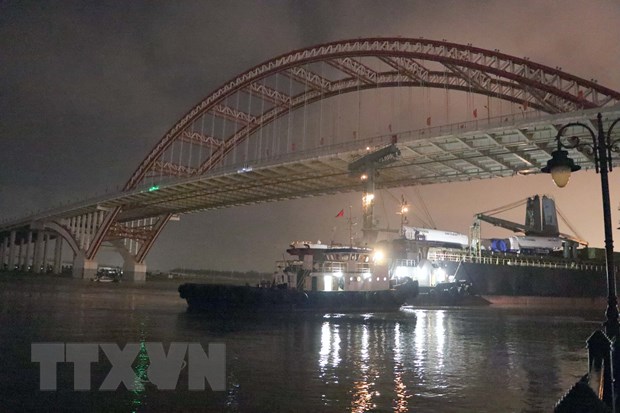 Hai Phong: Tau 12.000 tan hong may va vao bo ke chan cau Hoang Van Thu hinh anh 2