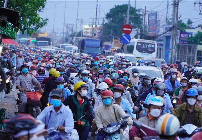 Cầu đường Bình Tiên hoàn thành giúp giảm ùn tắc cho quốc lộ 1 qua huyện Bình Chánh.  Ảnh: Minh Quân
